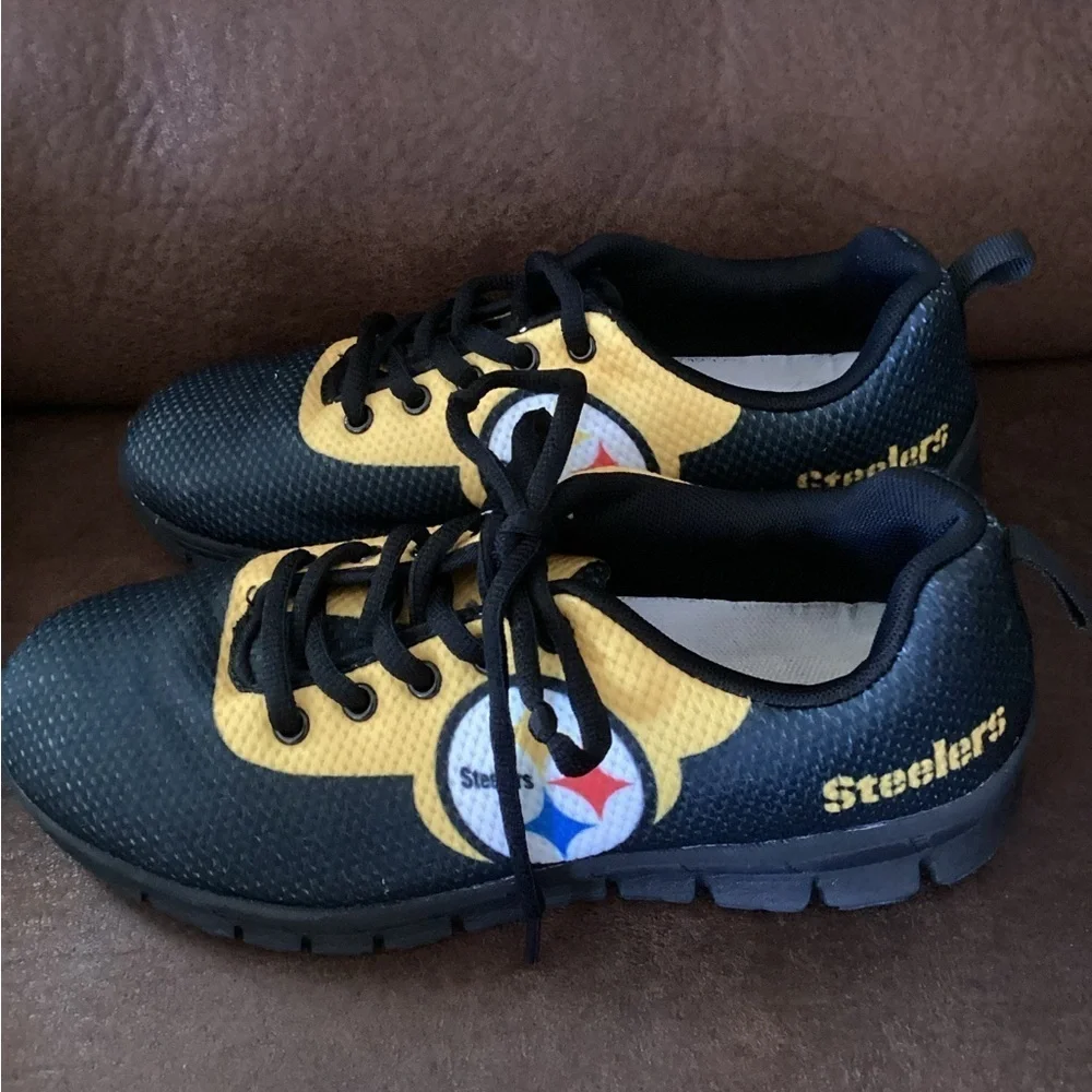 Pittsburgh Steelers SZ 8 sneaker fits more like a 7.5